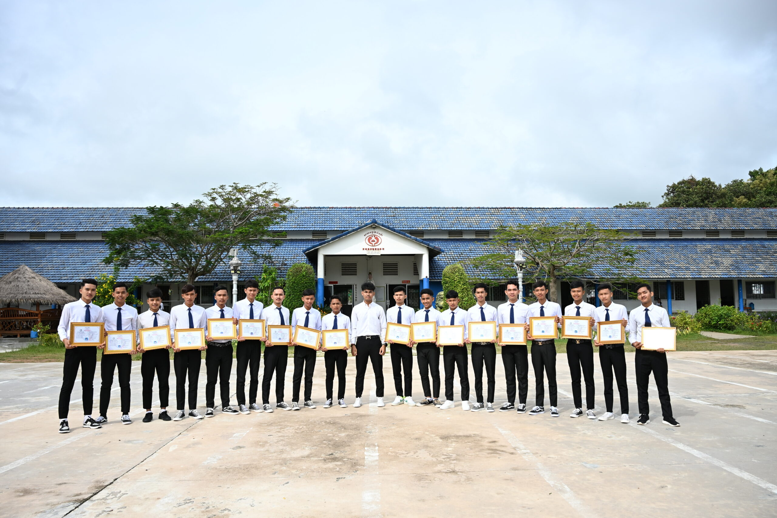 40 畢業生合影6 scaled