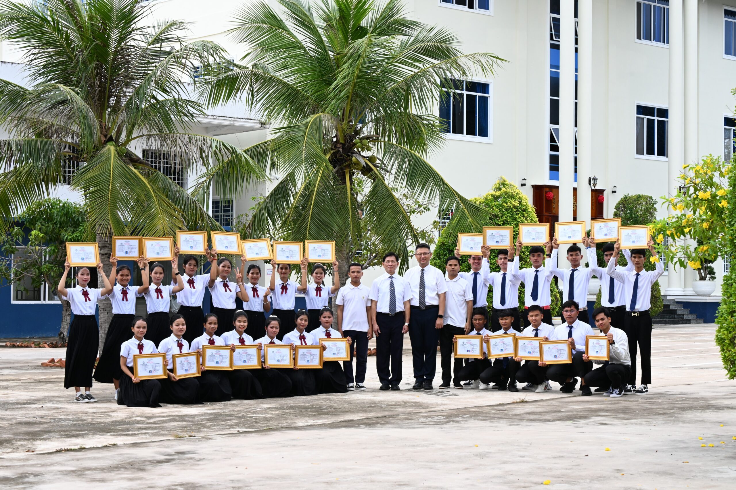 42 畢業生合影8 scaled